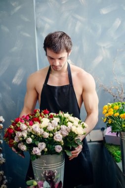 Satıcı zengin buket çiçek hazırladı