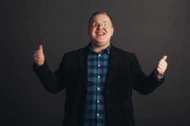 kutluyor şişko gözler tarafından deli face.crazy bitcoin sevgilisi altın madeni para ile yapmak