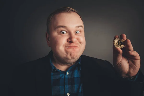 比特币在肥胖滑稽的人手, Digitall 符号新的虚拟货币 — 图库照片