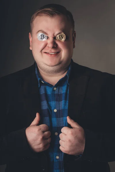 Bitcoin male lover with golden coin by eyes — Stock Photo, Image