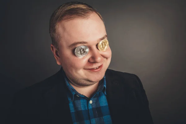 Amante maschio bitcoin con moneta d'oro dagli occhi — Foto Stock