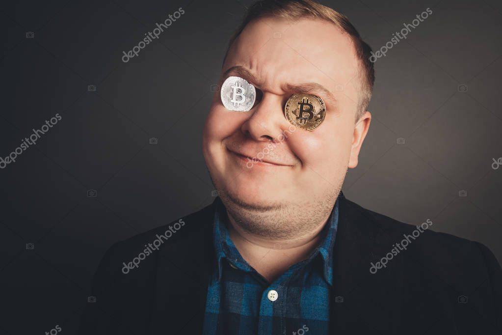 Монеты на глазах мертвеца. Монета иллюминатов. Монеты на глазах умершего. Монеты на глазах умершего. Монеты на глаза покойнику.