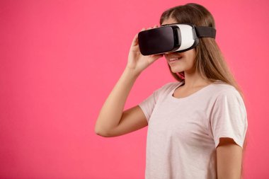 vertual reality.unreal gerçekte casual giyim genç kadındır