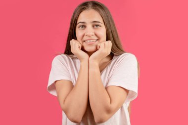 Ücretsiz fly. Güneş ışığının üstünde yürümek. Bulutların üzerinde mutlu kadındır