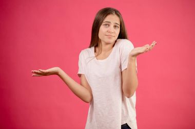 Genç karışık sinirli modeli omuzlarını shruging olduğunu