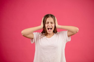 açık ağız ve gözlerin kapalı olan genç rahatsız dişi kulakları kapanıyor