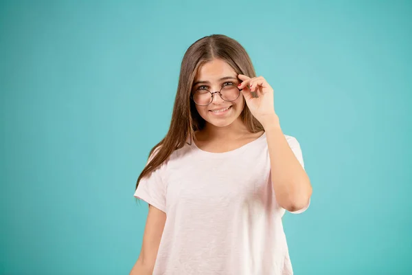 Feliz estudiante femenina está usando gafas redondas — Foto de Stock