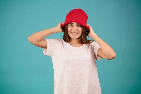 Bella signora sta allungando il suo piccolo berretto rosso sulla testa — Foto Stock