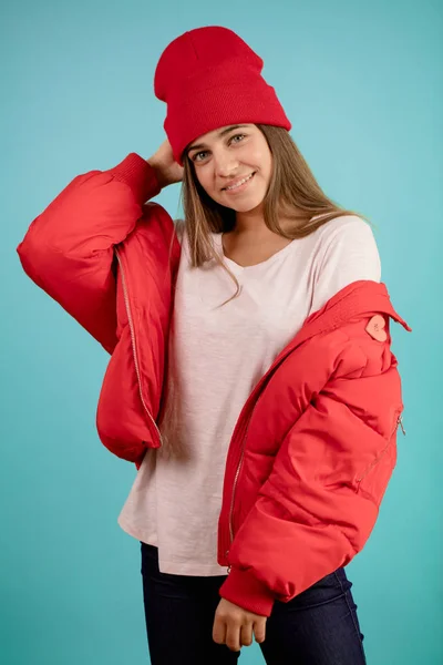 Stylische Frau in schön gefütterter Jacke posiert für die Kamera — Stockfoto