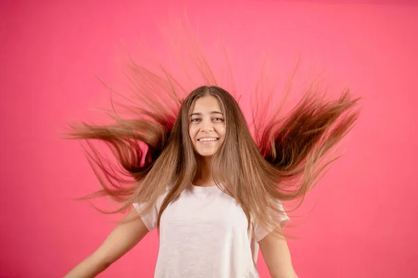 Modelo femenino glamour con pelo castaño liso volador — Foto de Stock