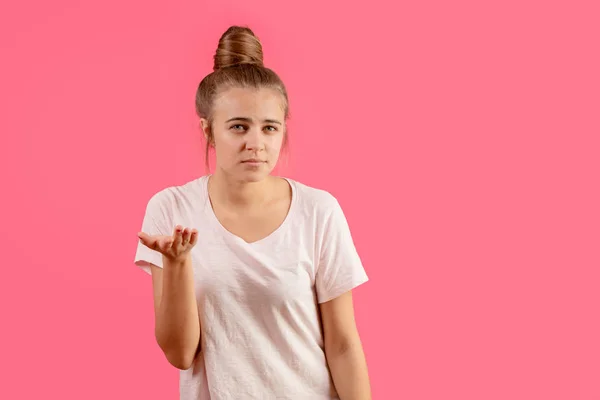 Emotional young model explaining something with open hand. — Stock Photo, Image