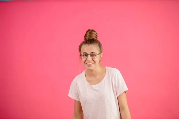 Imagen de cerca de la joven sonriente con moño — Foto de Stock