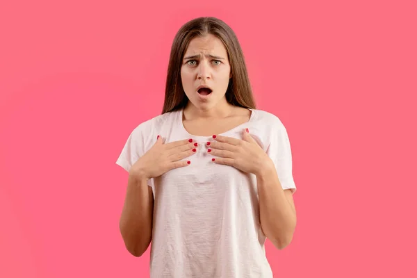 Překvapivé žena s otevřenými ústy dotýká její prsa — Stock fotografie