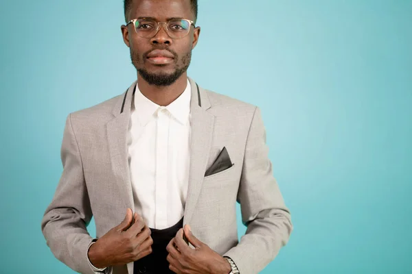 Nahaufnahme ausgeschnittenes Porträt eines afrikanischen Geschäftsmanns im weißen Anzug isoliert — Stockfoto