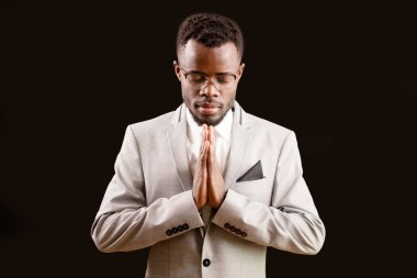 Beyaz takım meditasyon Budist adam. din kavramı... Hindu adam dua