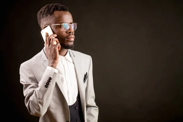 Joven hombre americano guapo de pie y hablando por teléfono celular — Foto de Stock