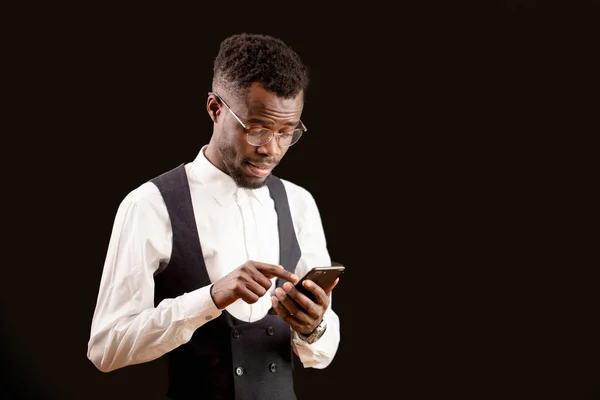 Portrait of staff of the restaurant using his smart phone — Stock Photo, Image