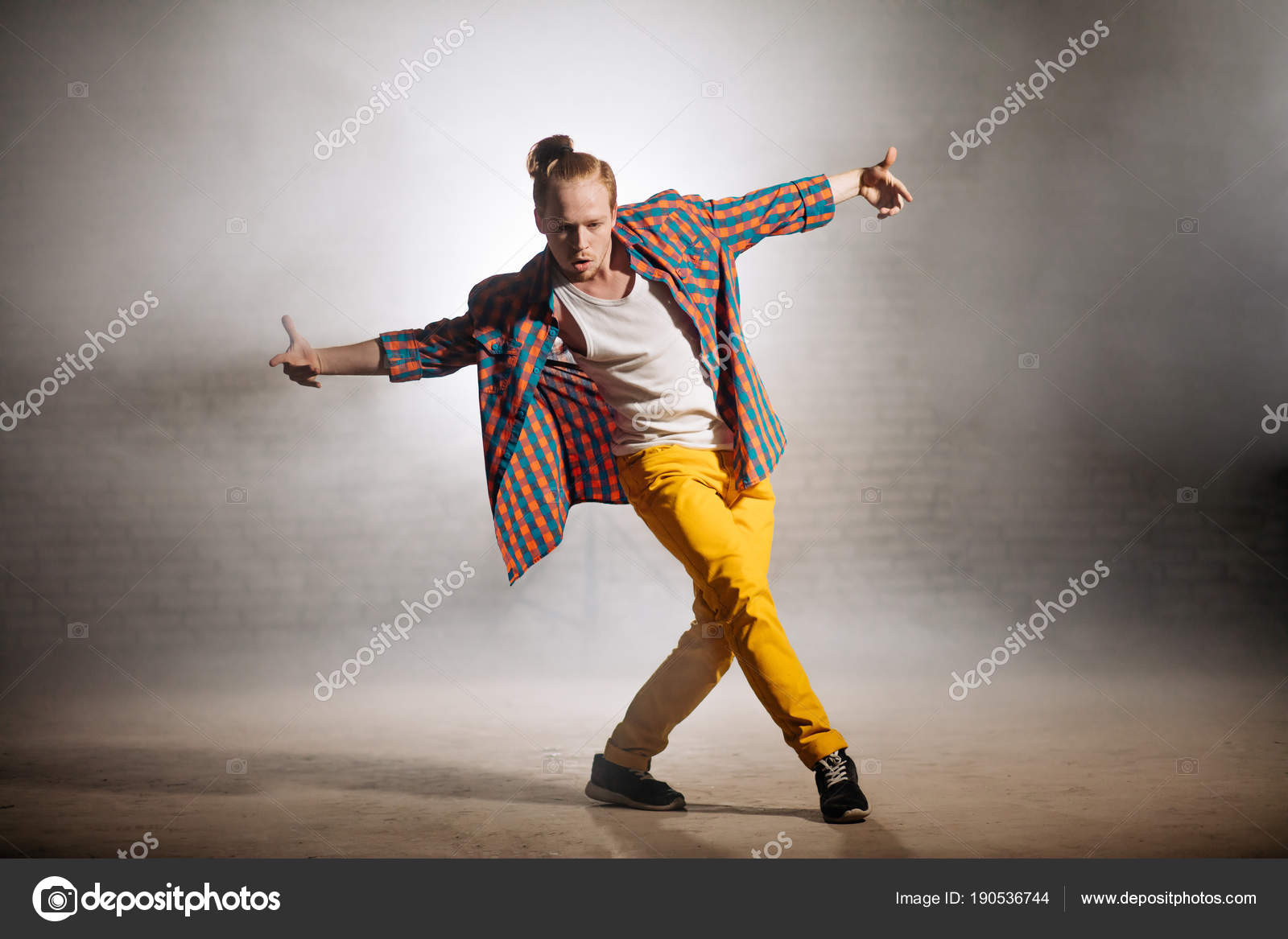 Élégant bel homme faisant des pas de danse dans la rue image libre