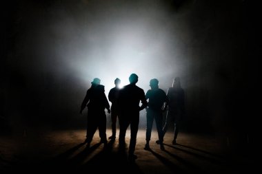 karanlık yan sokakta güçlük katılan gençler