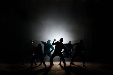 Gençler blach arka plan üzerinde konser için hazırlanıyorlar