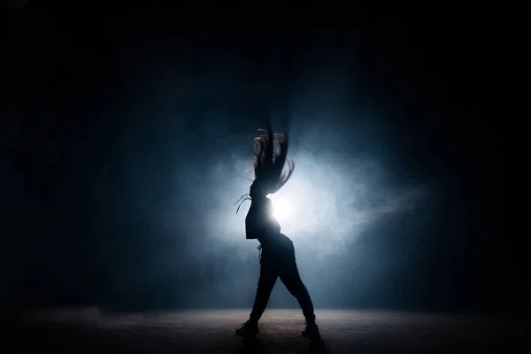 Jonge vrouw dansen in de nachtclub in heldere werkgebied — Stockfoto