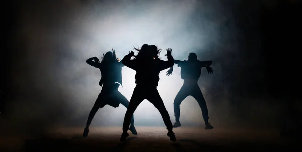 Ομάδα νέων χορευτών hip-hop που εκτελούν επί σκηνής — Φωτογραφία Αρχείου