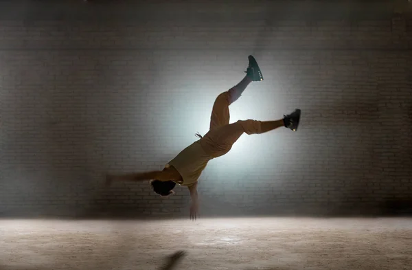 Young Caucasian man falling down after daredevil stunt — Stock Photo, Image