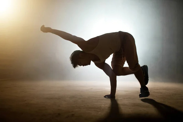 Young man in balance-intensive position. acrobatic element of break dance — Stock Photo, Image