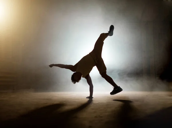 ヒップホップのスタントを示す創造的なダンサー — ストック写真
