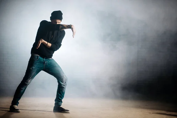Joven macho haciendo movimientos con arms.practising tecktonik — Foto de Stock