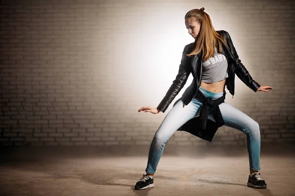 Caucasian female in casual clothaers dancing astraddle — Stock Photo, Image