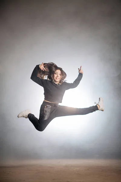 Chica experimentada está saltando en la danza hip hop . —  Fotos de Stock