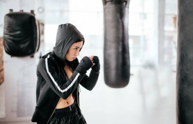 karate gösteren spor giyim kadın