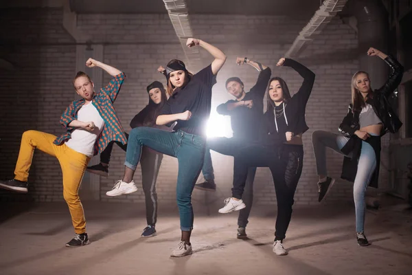 Jóvenes que practican danza antes del espectáculo . —  Fotos de Stock