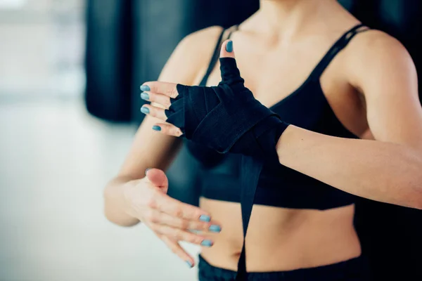 Photo recadrée de bandage sur la main des femmes. entraînement avec des ongles bleus . — Photo