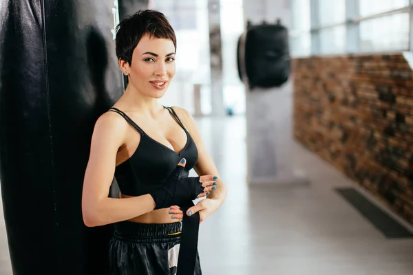 Hermosa mujer sexuy en doog estado de ánimo aprender a envolver vendaje en el gimnasio — Foto de Stock