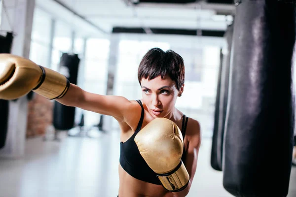 Mulher ousada e bonita a concentrar-se no boxe. luta de sparring . — Fotografia de Stock