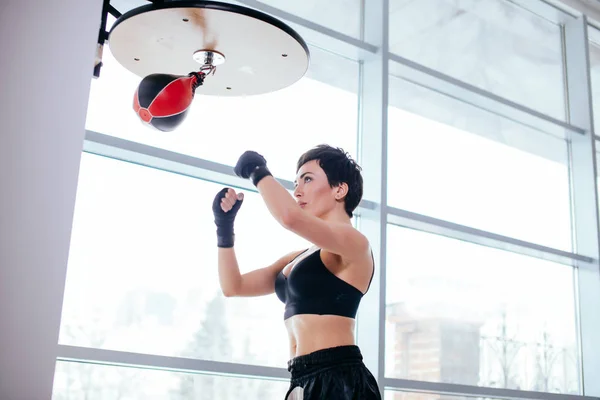 Vue à angle bas de l'entraînement sportif actif avec petit sac de vitesse — Photo