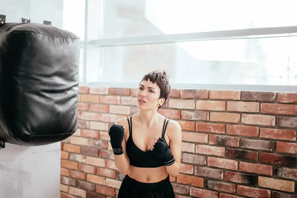 Mujer hermosa molesto había cometido errores en boxing.Defeated boxeador — Foto de Stock