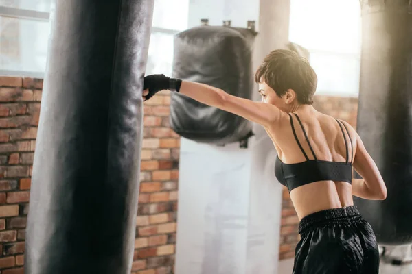 バックアップ定期的にボクシングの練習を取る意欲的な女性の写真を見る — ストック写真
