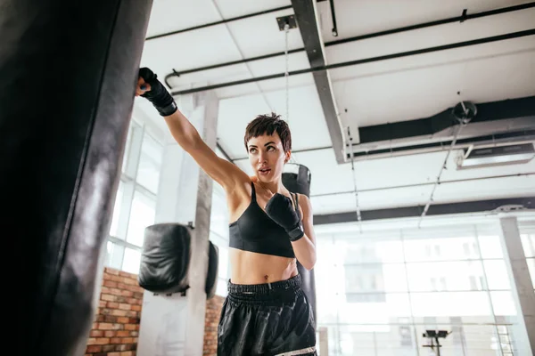 Primer plano de kickboxing hermosa hembra —  Fotos de Stock