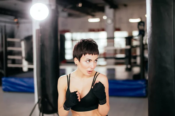 Közelről fotózás nő képzés karate-on tornaterem — Stock Fotó