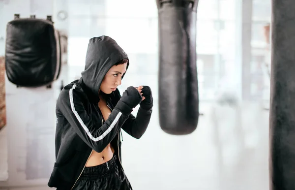 Женщина в спортивной одежде демонстрирует карате — стоковое фото