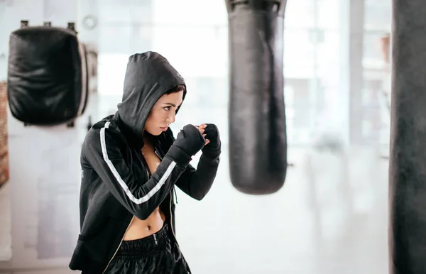 Fêmea em sportswear demonstrando karatê — Fotografia de Stock