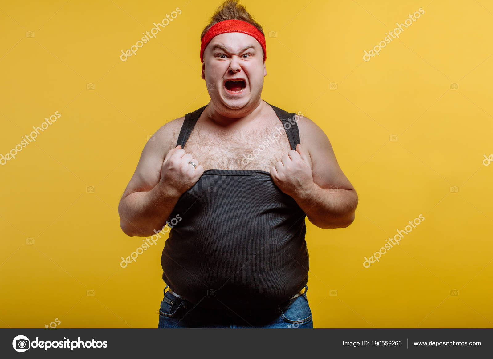 Dicker Mann Mit Rotem Stirnband Und Schwarzem Hemd Schreit Vor Dunklem Hintergrund Stockfotografie Lizenzfreie Fotos C Ufabizphoto 190559260 Depositphotos