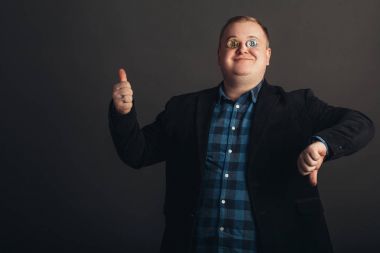 kutluyor şişko gözler tarafından deli face.crazy bitcoin sevgilisi altın madeni para ile yapmak