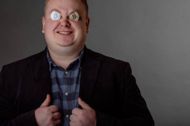 bitcoin erkek sevgilisi tarafından gözleri altın madeni para ile