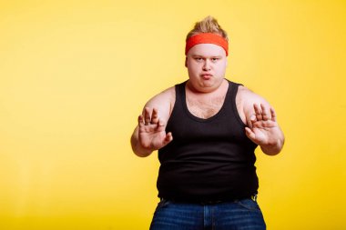 İnsan gözlerini kapalı tutarken meditasyon yapar, nefes verir, rahatlar.