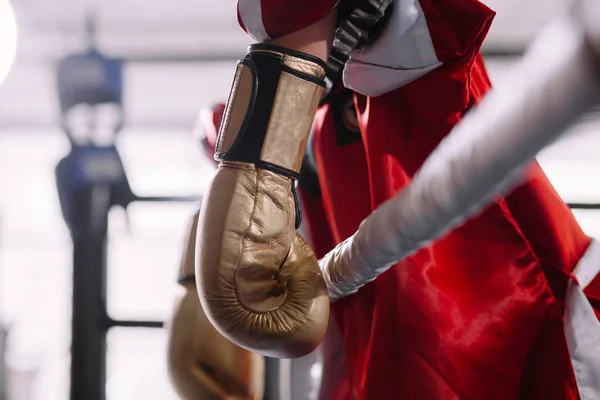 Побежденный боксер в жёлтых боксерских перчатках, опирающийся на веревки — стоковое фото