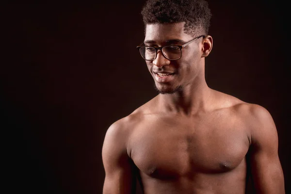 Lachende Afro-Amerikaanse man in glazen permanent zonder clothers — Stockfoto